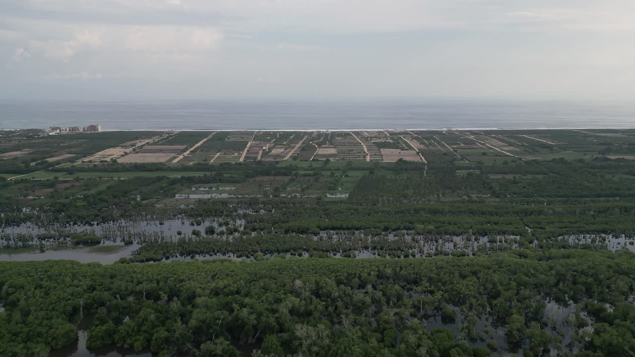 멕시코 오악사카의 푸에르토 에스케디도 근처의 바다와 마니알테 ⁇  호수의 융합을 포착하고 있습니다.