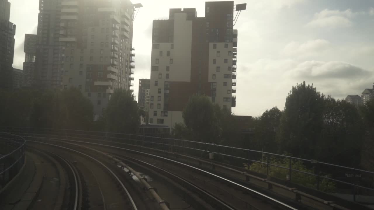 лондонский городской пейзаж с пригородной железной дороги