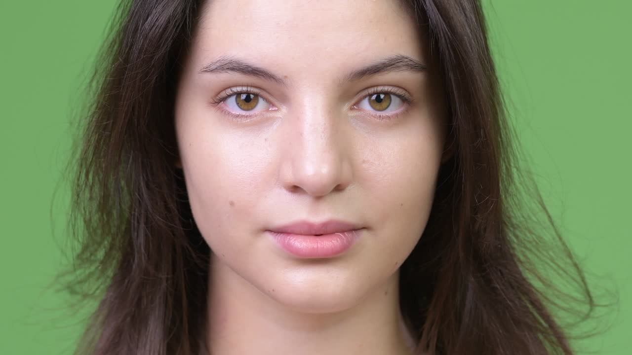 joven hermosa contra un fondo verde