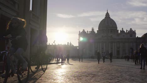 Mit-Dem-Fahrrad-Die-Via-Della-Concillazione-Hinunter