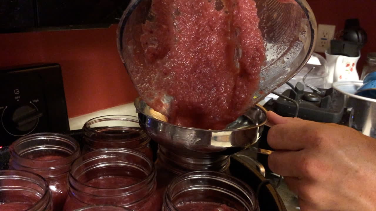 Primo piano della messa in conserva di passata di mele in cucina.