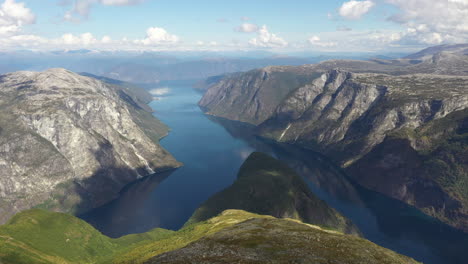 Hermosa-Toma-De-Drones-De-Beitelen-Y-Aurlandsfjord-En-Un-Día-De-Verano