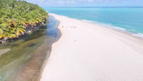 Drohnenaufnahme-Von-Touristenstränden-In-Los-Patos,-Barahona,-Dominikanische-Republik