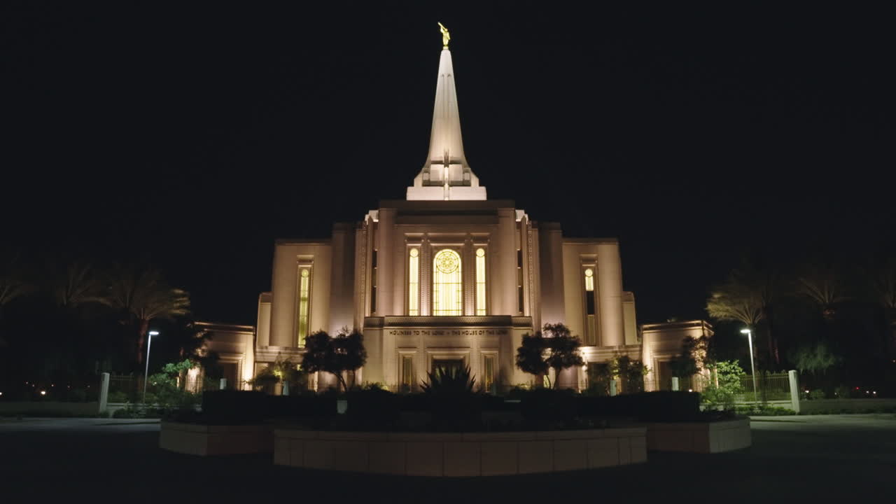 길버트, 애리조나 밤에 lds 교회 모르몬 교도 사원 | 전면보기