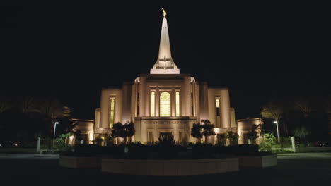 templo mormón de la iglesia lds en la noche en gilbert, arizona | vista frontal