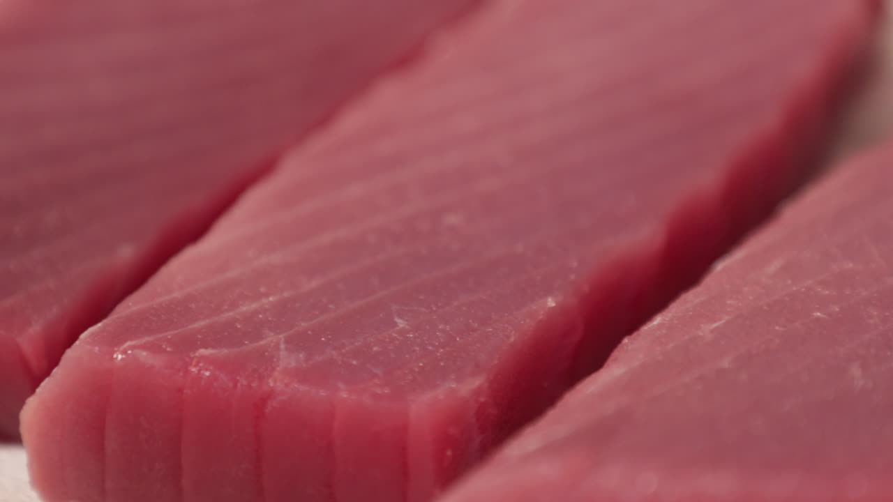 Vista de cerca de filete de atún rojo para sashimi en la cocina de un restaurante japonés