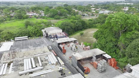 Un-Almacén-En-Expansión-Con-Palets-Y-Carretillas-Elevadoras