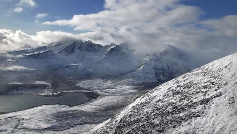 Montañas-Cuillin-Desapareciendo-En-Las-Nubes-En-Invierno-En-La-Isla-De-Skye