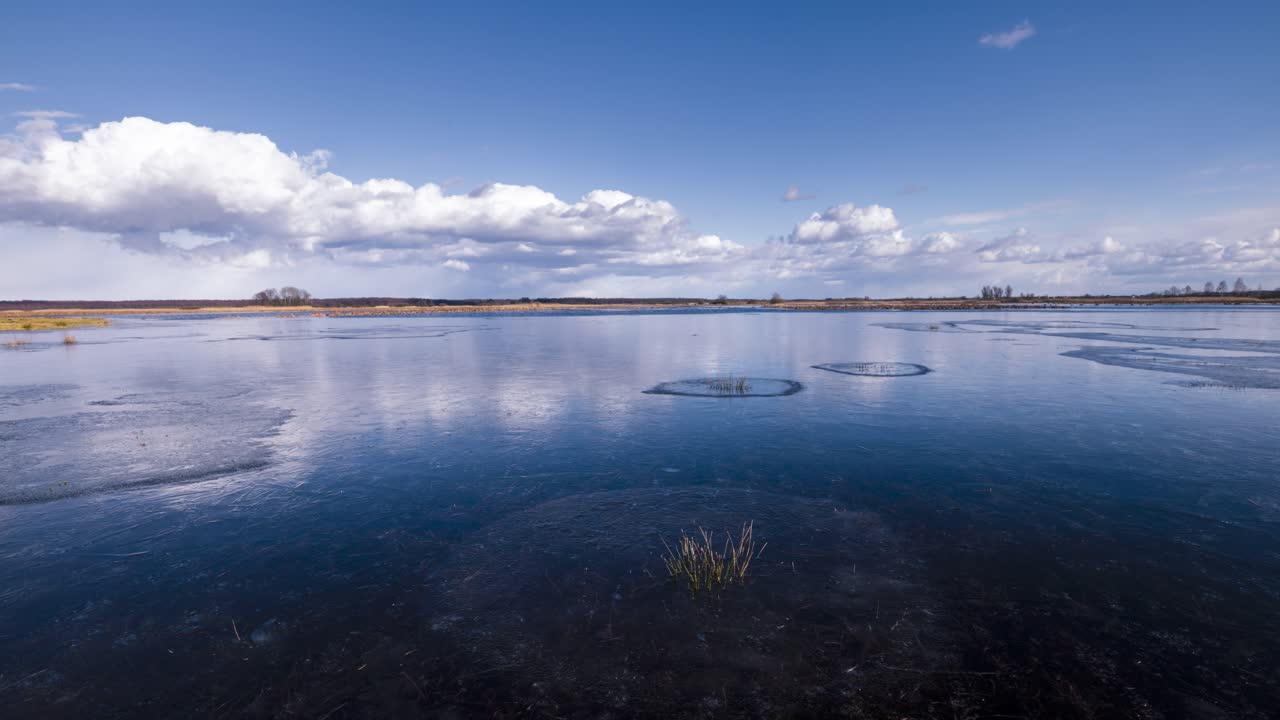 nubes blancas flotando en el cielo azul, que se refleja en las hermosas y claras aguas del río