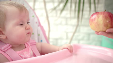 Niña-Pequeña-Comiendo-Fruta.-Niño-Pequeño-Comiendo-Manzana-Roja