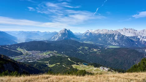 langsamer schwenkzeitraffer der berge der alpen von der seefelder spitze bei seefeld in tirol, österreich