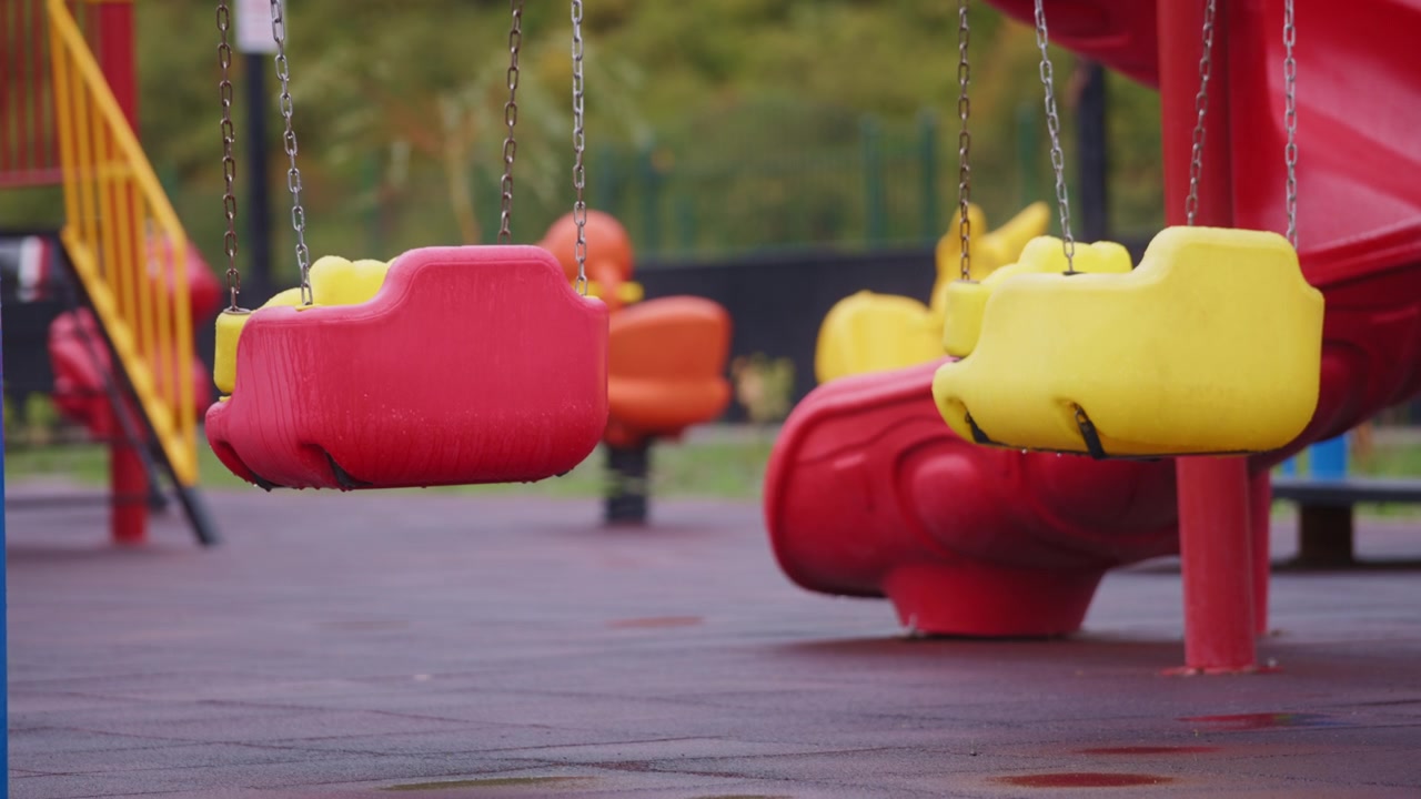 Parco giochi per bambini vuoto in una giornata di pioggia