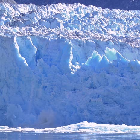 Gezeitenwasser-Süd-Sawyer-Gletscher-Kalbt-In-Tracy-Armfurten-Terror-Wildnis-Im-Südosten-Alaskas