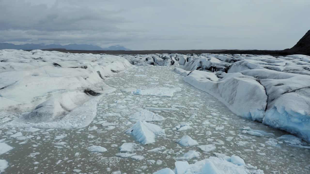 일부 떠다니는 얼음이 있는 빙하 호수 - 아이슬란드의 서사시 빙하 위의 공중