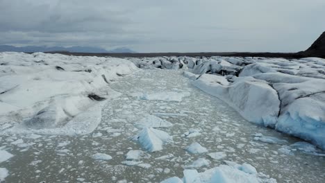 冰川湖和一些漂浮的冰 - 在冰岛的史诗冰川上空