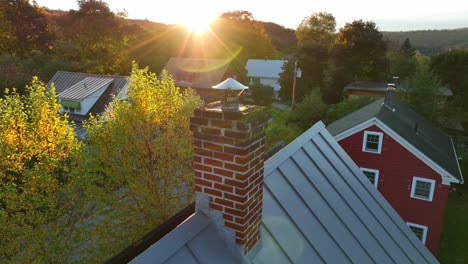 Schornstein-Aus-Rotem-Backstein-Auf-Dem-Dach-Des-Hauses