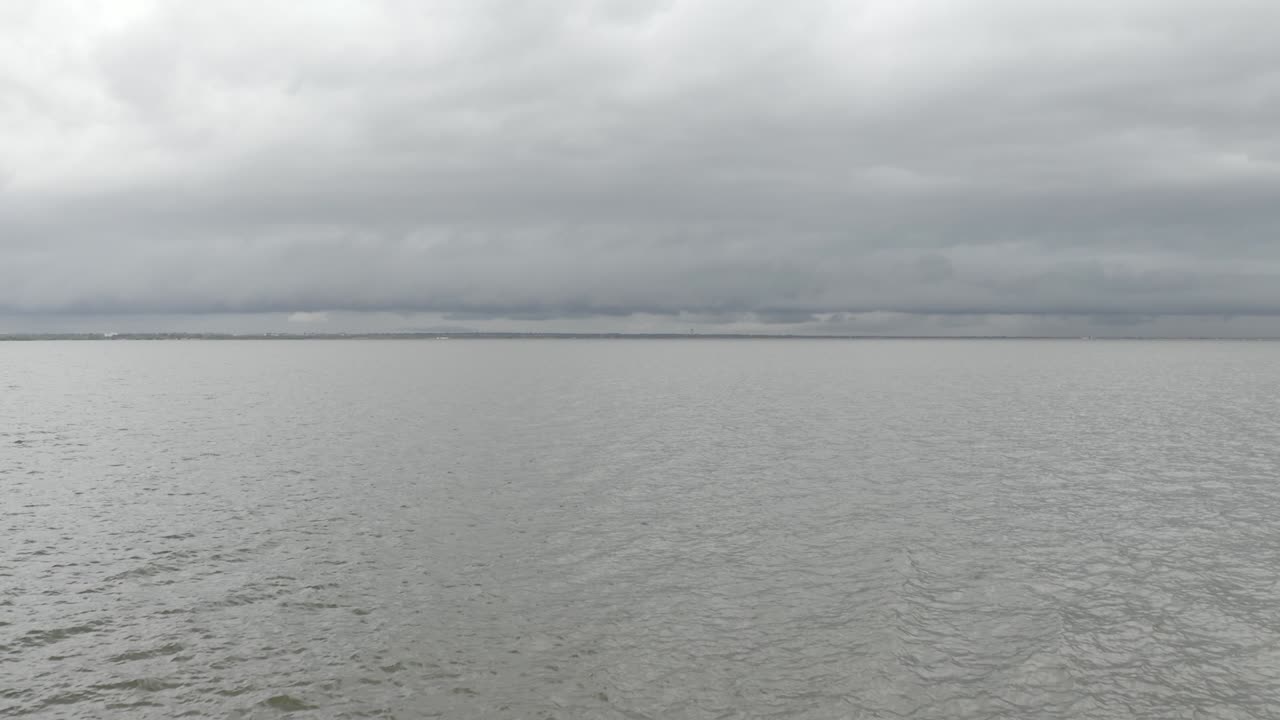 campo de flores al lado del lago en oklahoma en un día nublado