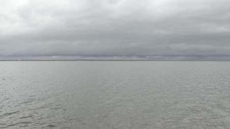 Campo-De-Flores-Al-Lado-Del-Lago-En-Oklahoma-En-Un-Día-Nublado