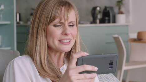 Mujer-Feliz-Teniendo-Video-Chat-Usando-Un-Teléfono-Inteligente-Madre-Saludando-Al-Bebé-Sonriendo-Disfrutando-Charlando-Por-Teléfono-Móvil-En-Casa