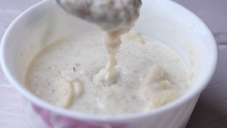 avin, banane et lait dans un bol sur fond noir