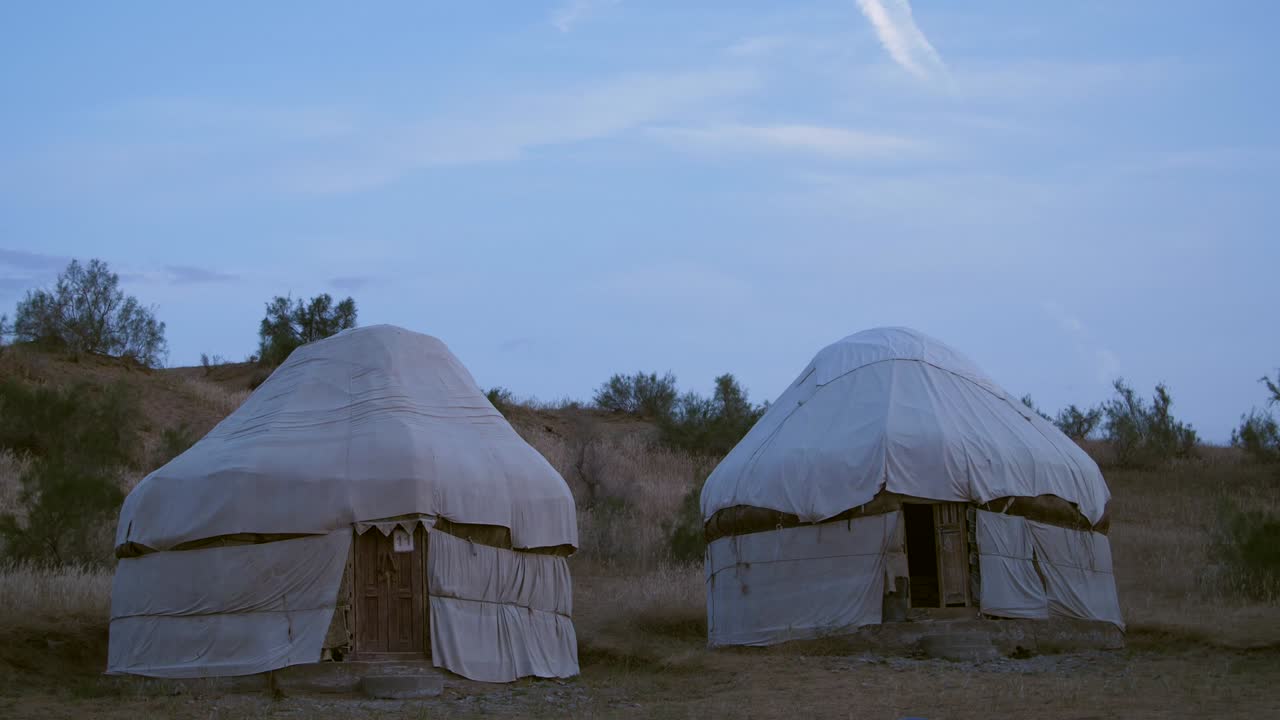 사막에 있는 두 개의 유르트