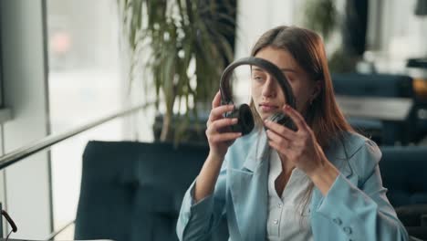 Retrato-De-Una-Chica-Sonriente-Feliz-Escuchando-Música-En-Los-Auriculares