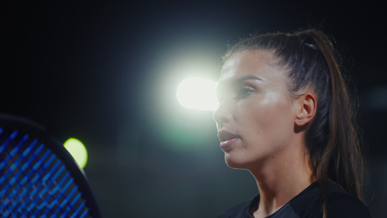 jugadora de tenis por la noche