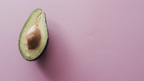 Video-Einer-Geschnittenen-Avocado-Mit-Kopierraum-Auf-Rosa-Hintergrund