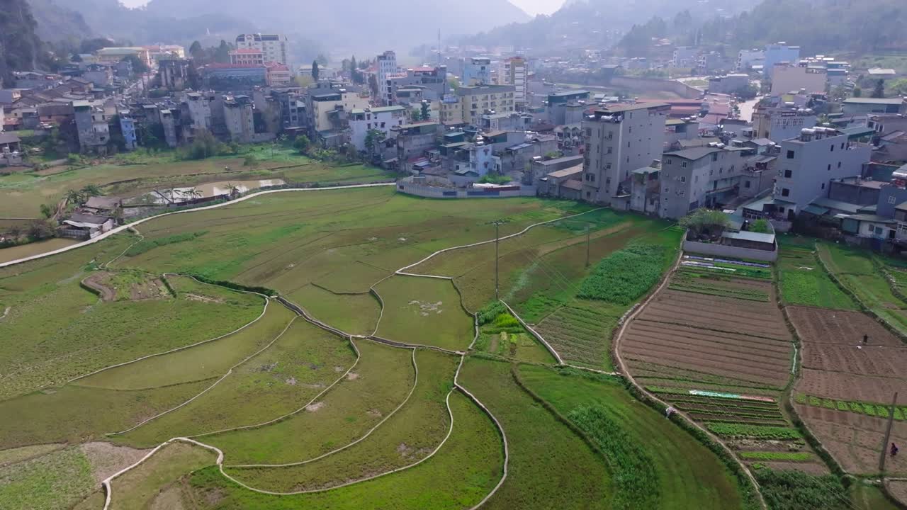 este metraje captura la pintoresca mezcla de campos de arroz y un pueblo de montaña en ha giang, vietnam del norte
