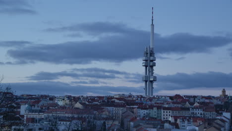 Timelapse-De-La-Torre-De-Televisión-De-Žižkov-En-Praga-Durante-El-Amanecer-Con-Cielo-Nublado