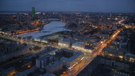 vista aérea de la ciudad por la noche