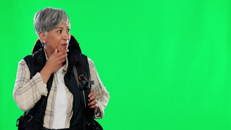 mochila, pantalla verde y mujer caminando aislada