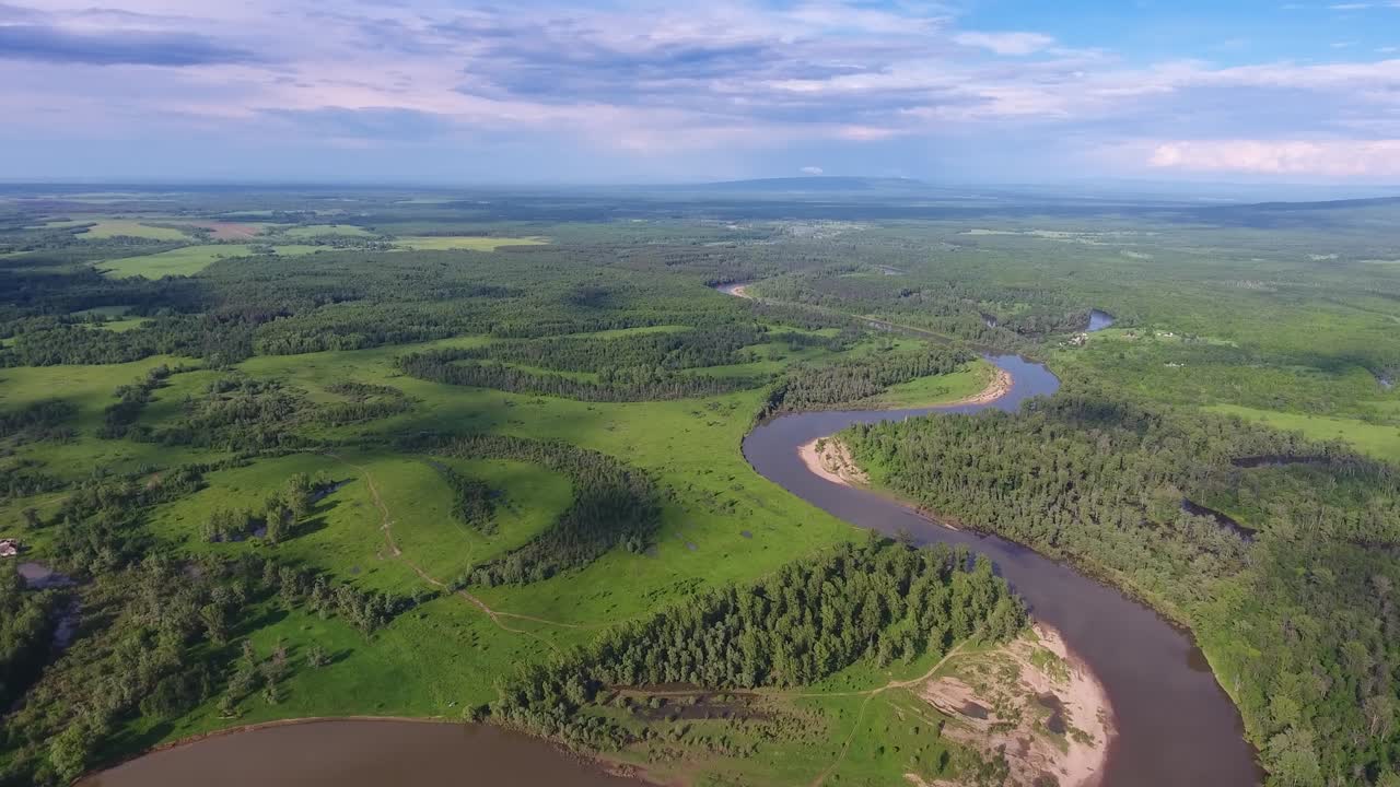 paisaje aéreo con un pequeño río sinuoso
