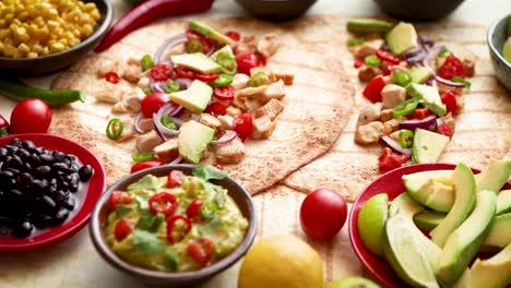 tortillas de maíz saludables recién hechas con filete de pollo a la parrilla grandes rodajas de aguacate