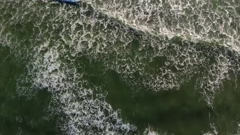 Beautiful-bird's-eye-view-of-ocean-waves-in-the-Pacific-Ocean-at-Ocean-shores,-Pacific-Northwest