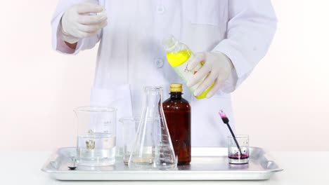 demostrando la descomposición del peróxido de hidrógeno con un catalizador