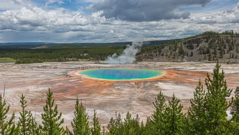 Zeitraffer-Der-Großen-Prismatischen-Heißen-Quelle-Im-Yellowstone-Nationalpark-An-Einem-Schönen-Tag-Mit-Fließenden,-Geschwollenen-Wolken