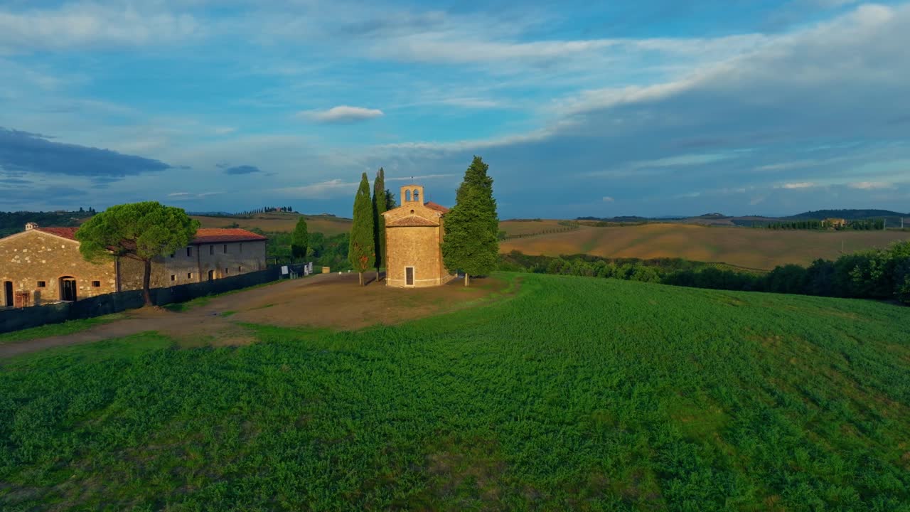 aerial de la capilla de la virgen de vitaleta, provincia de siena, italia
