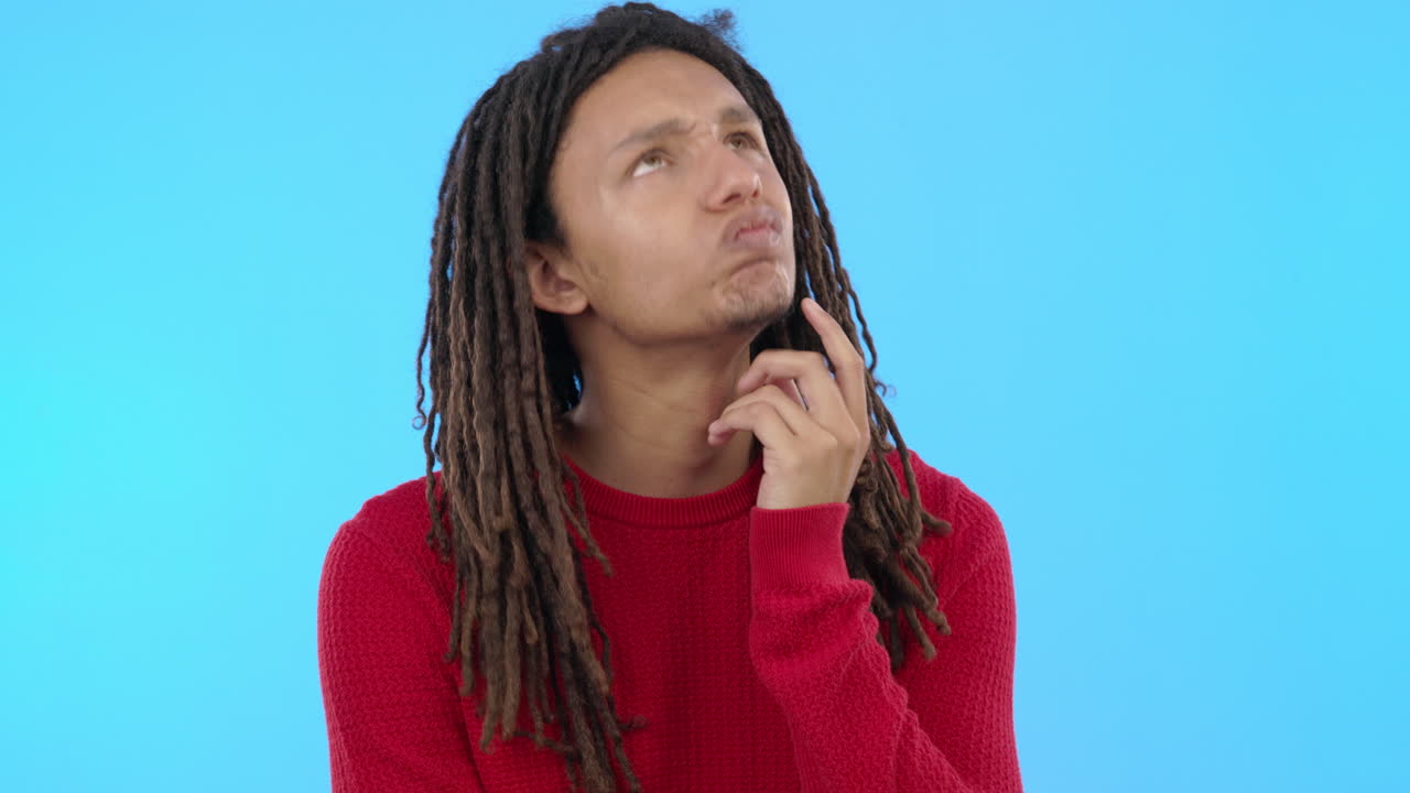 ideas, pensamiento y joven aislado en el azul