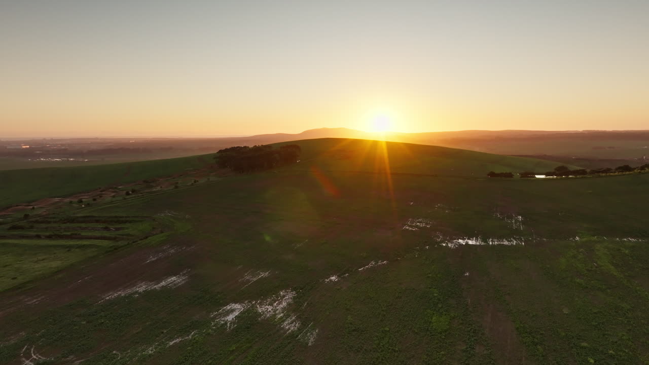 위 에 있는 아름다운 해가 지는 모습