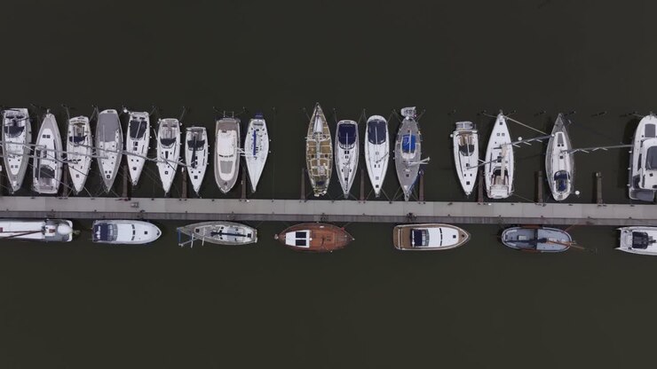 Gruppo di barche a vela ai moli del porto turistico di Makkum, Frisia, Paesi Bassi