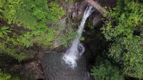 Vista-Aérea-De-La-Cascada-Tropical-En-Alegria,-Filipinas.