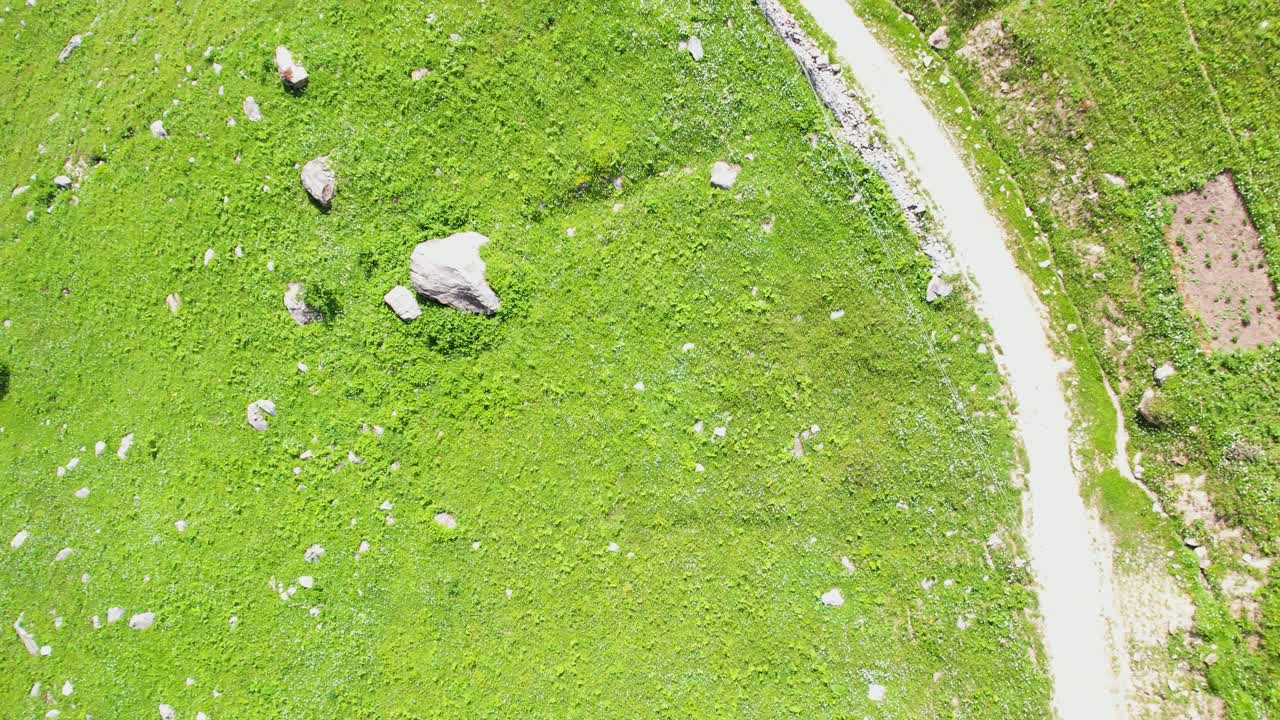 초원과 산의 오프 로딩의  ⁇   ⁇ 에서