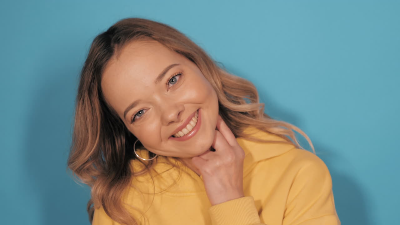 mujer sonriente con capucha amarilla