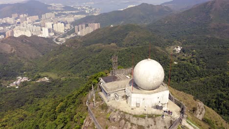 Estación-De-Radar-De-Vigilancia-De-Beacon-Hill,-En-Lion-Hill-Hong-Kong,-Vista-Aérea