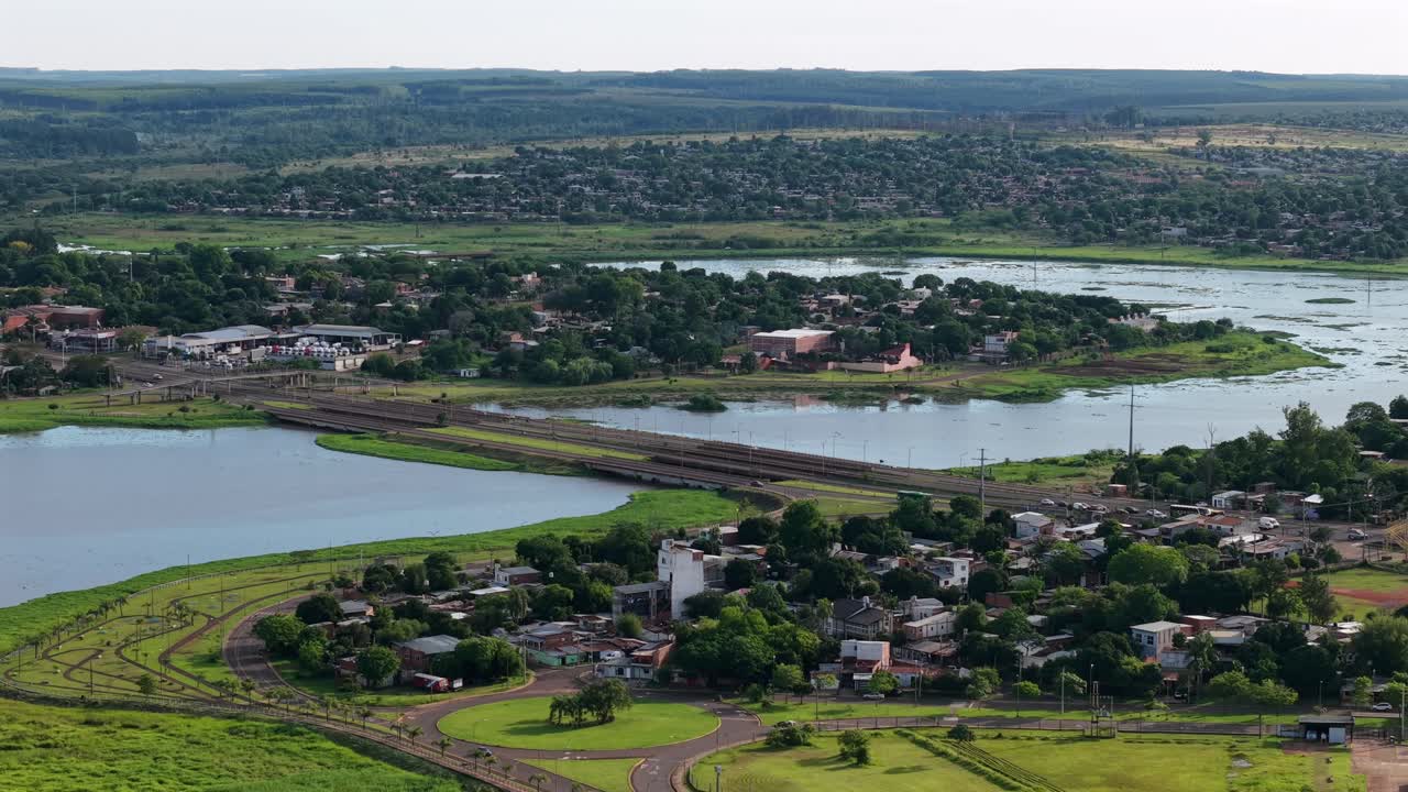 Luftdronebillede af Zaiman-broen, der krydser åen i Posadas, Misiones, Argentina