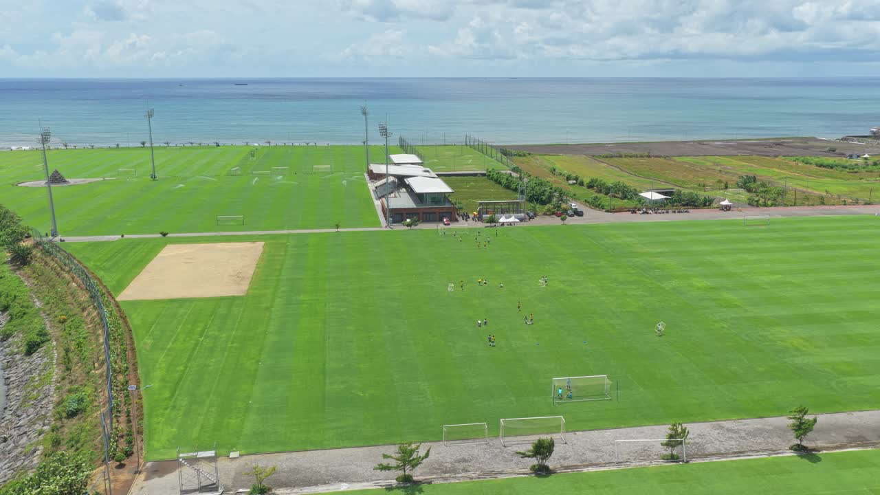 Pemain sepak bola berlatih di lapangan sepak bola di tepi laut di Bali