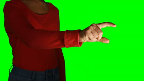 mujer fingiendo usar una pantalla invisible