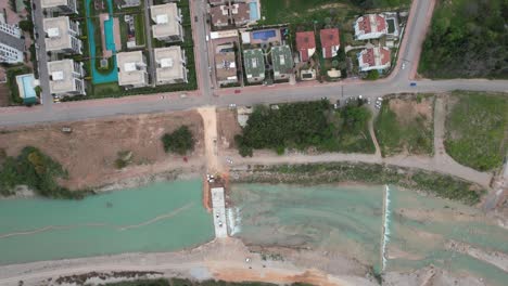 video de drones de los asentamientos al lado del lecho del arroyo.