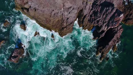 Vuelo-Ascendente-Sobre-Islas-Rocosas-Irregulares-Con-Olas-Rompiendo